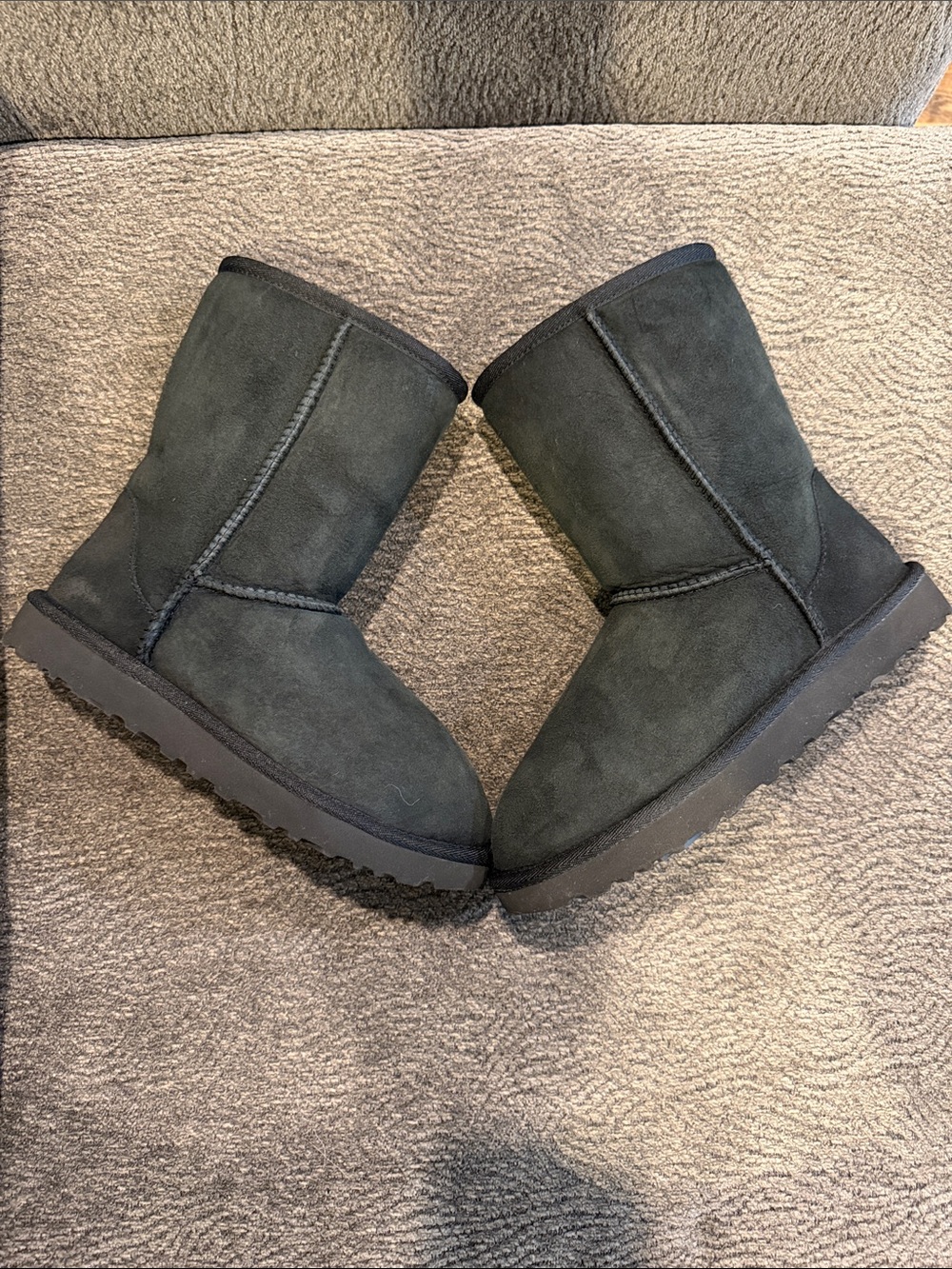 Ugg Woman’s Classic Short 2 - Size 5